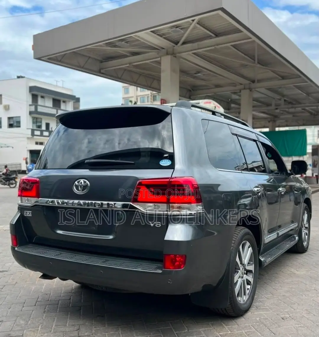 Toyota Land Cruiser 4.6 V8 ZX 2019 Gray