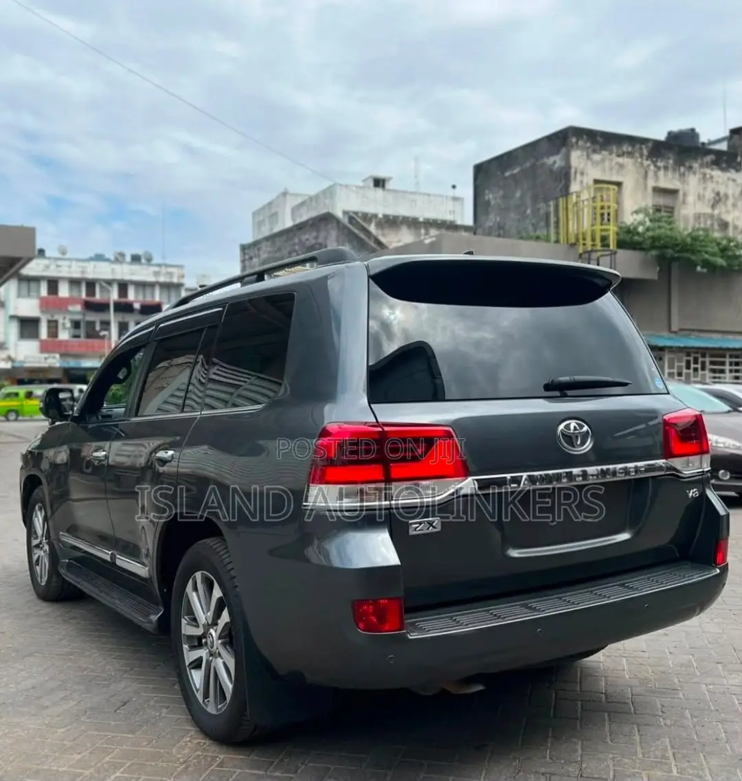Toyota Land Cruiser 4.6 V8 ZX 2019 Gray