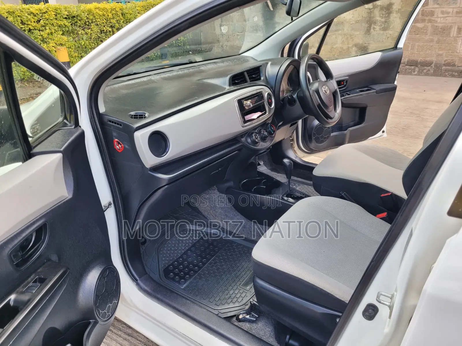 Toyota Vitz 1.0 FWD 5dr 2014 White