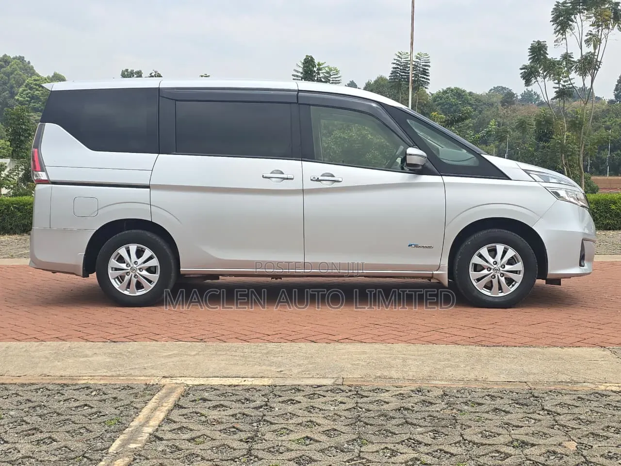 Nissan Serena 2017 Silver