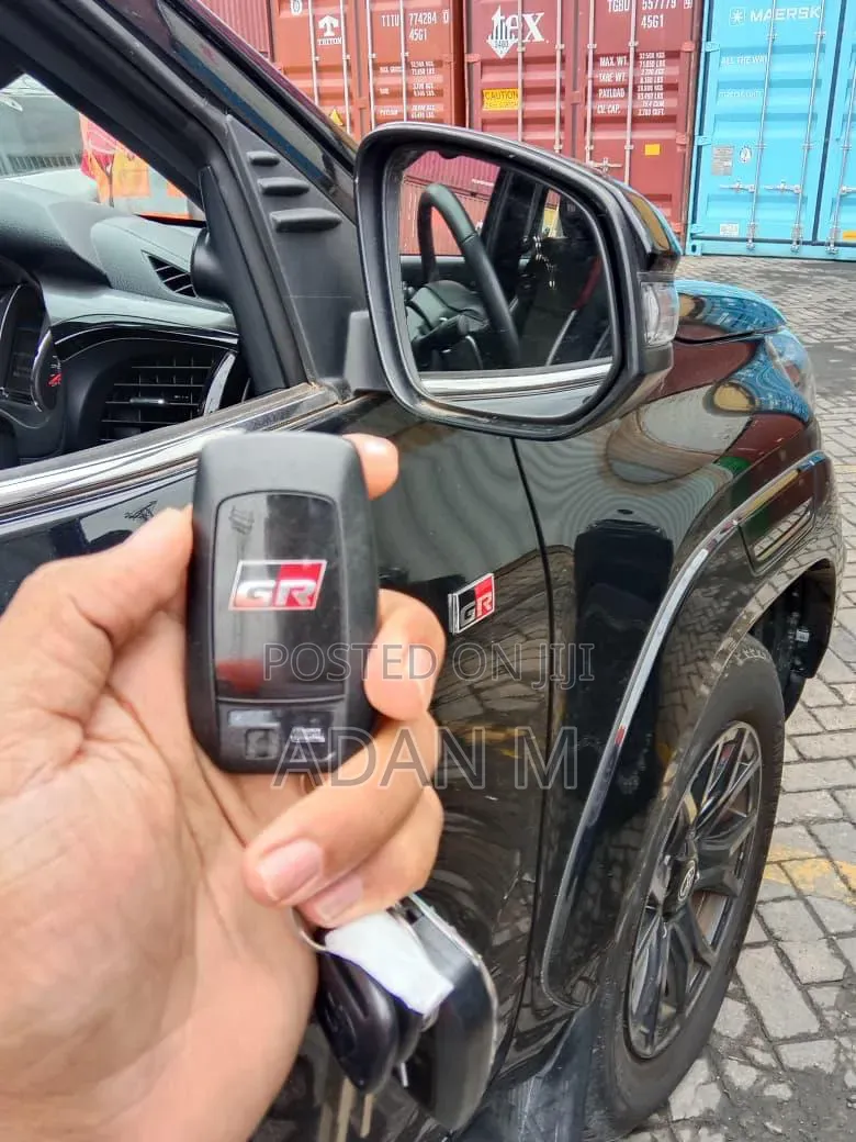 Toyota Hilux 2022 Black
