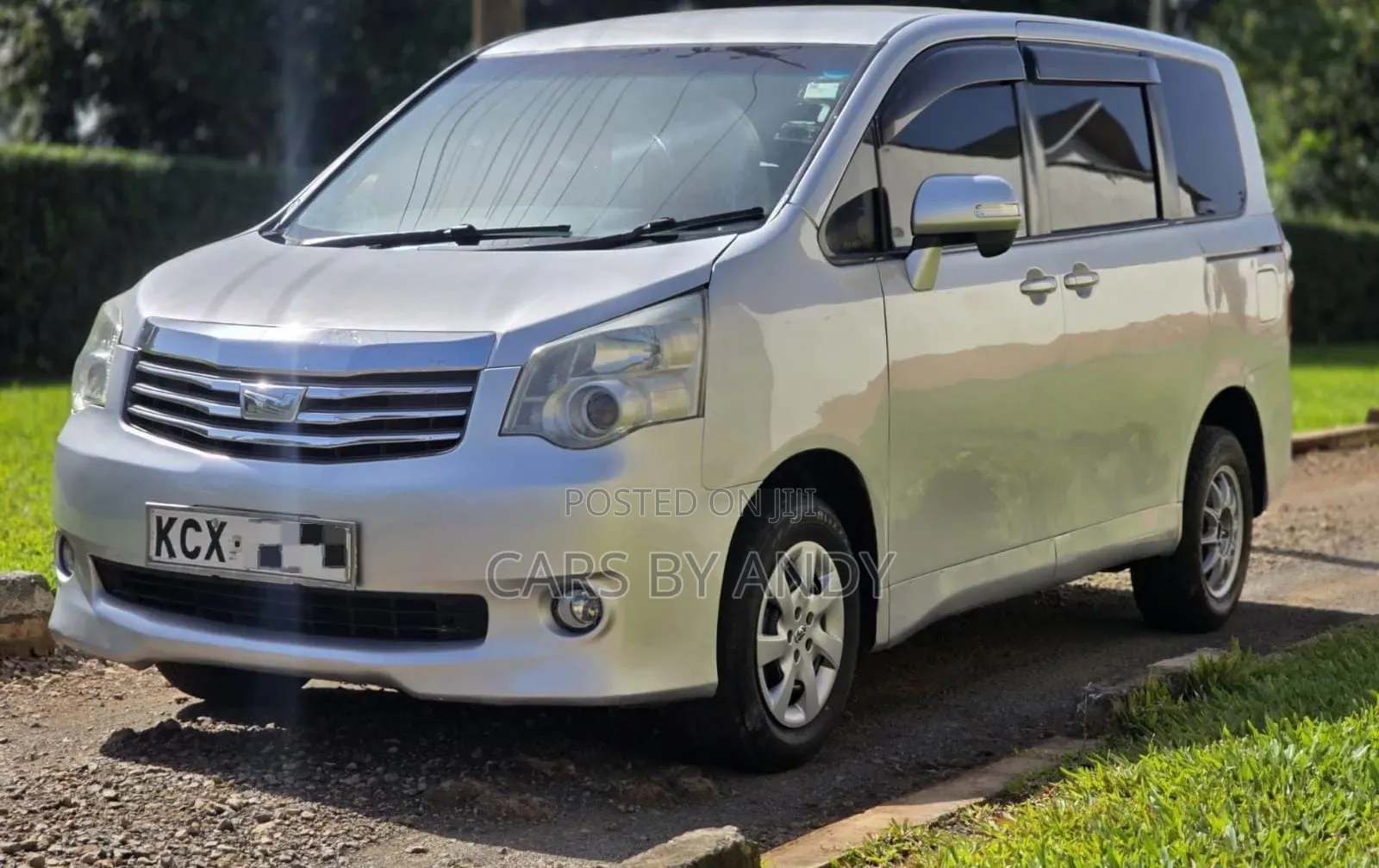Toyota Noah 2012 Silver