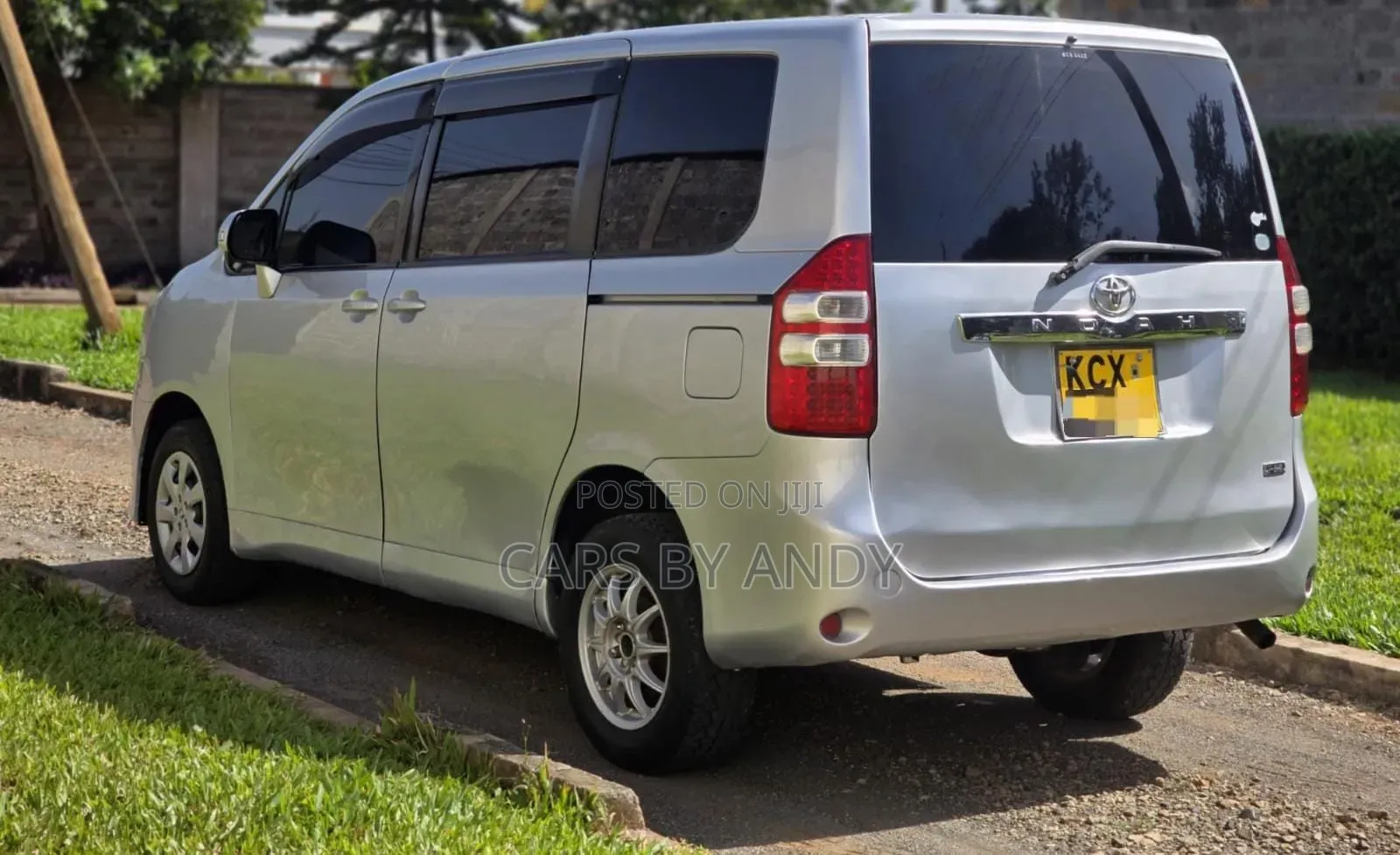Toyota Noah 2012 Silver