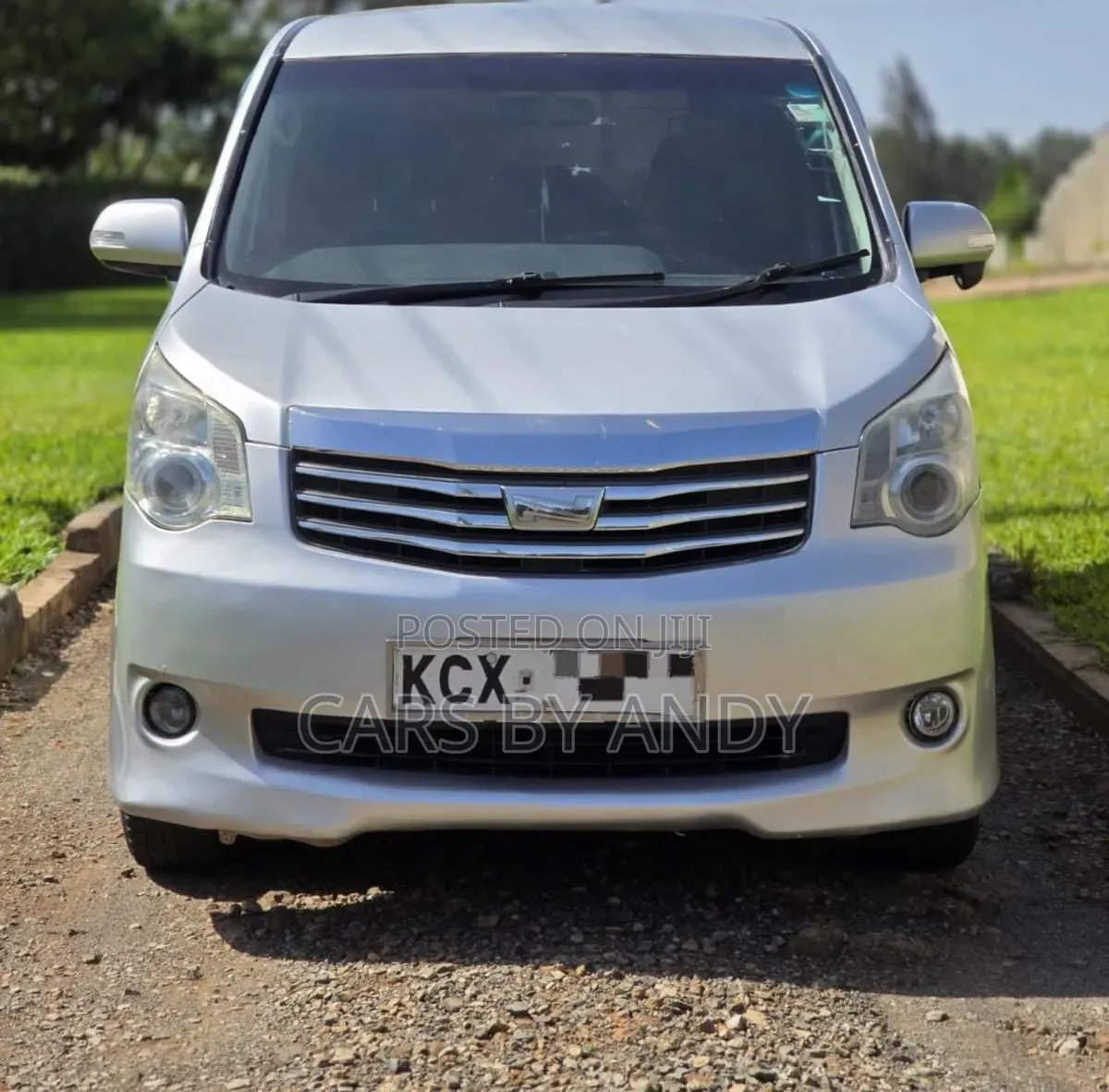 Toyota Noah 2012 Silver