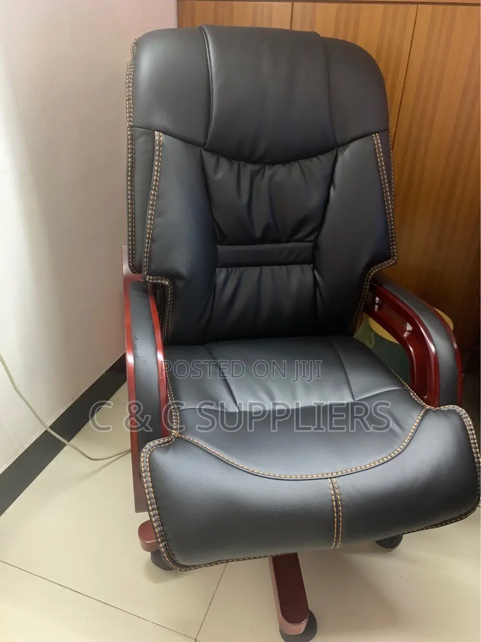 Swivel Managers Chair With Wooden Armrest