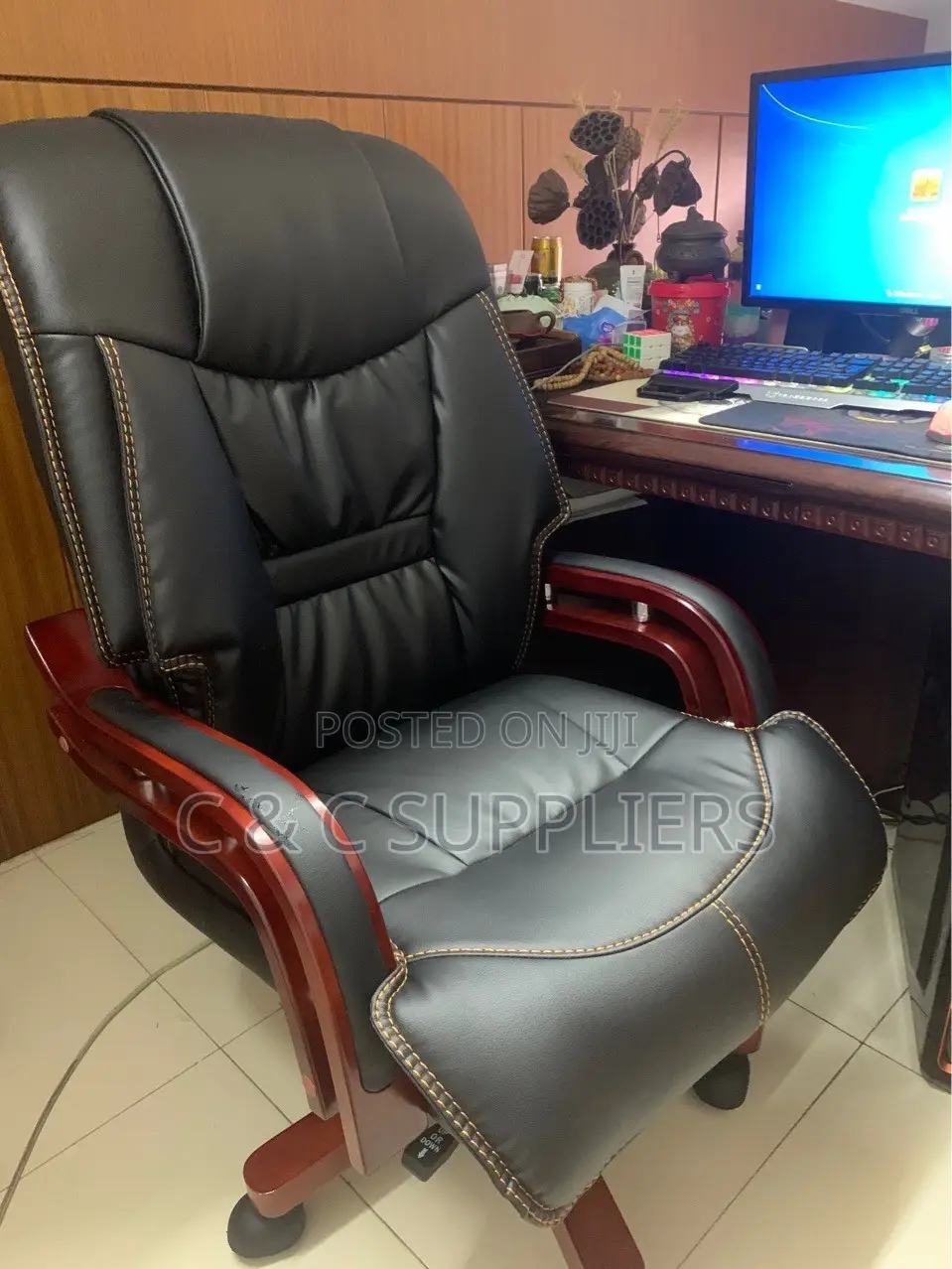Swivel Managers Chair With Wooden Armrest