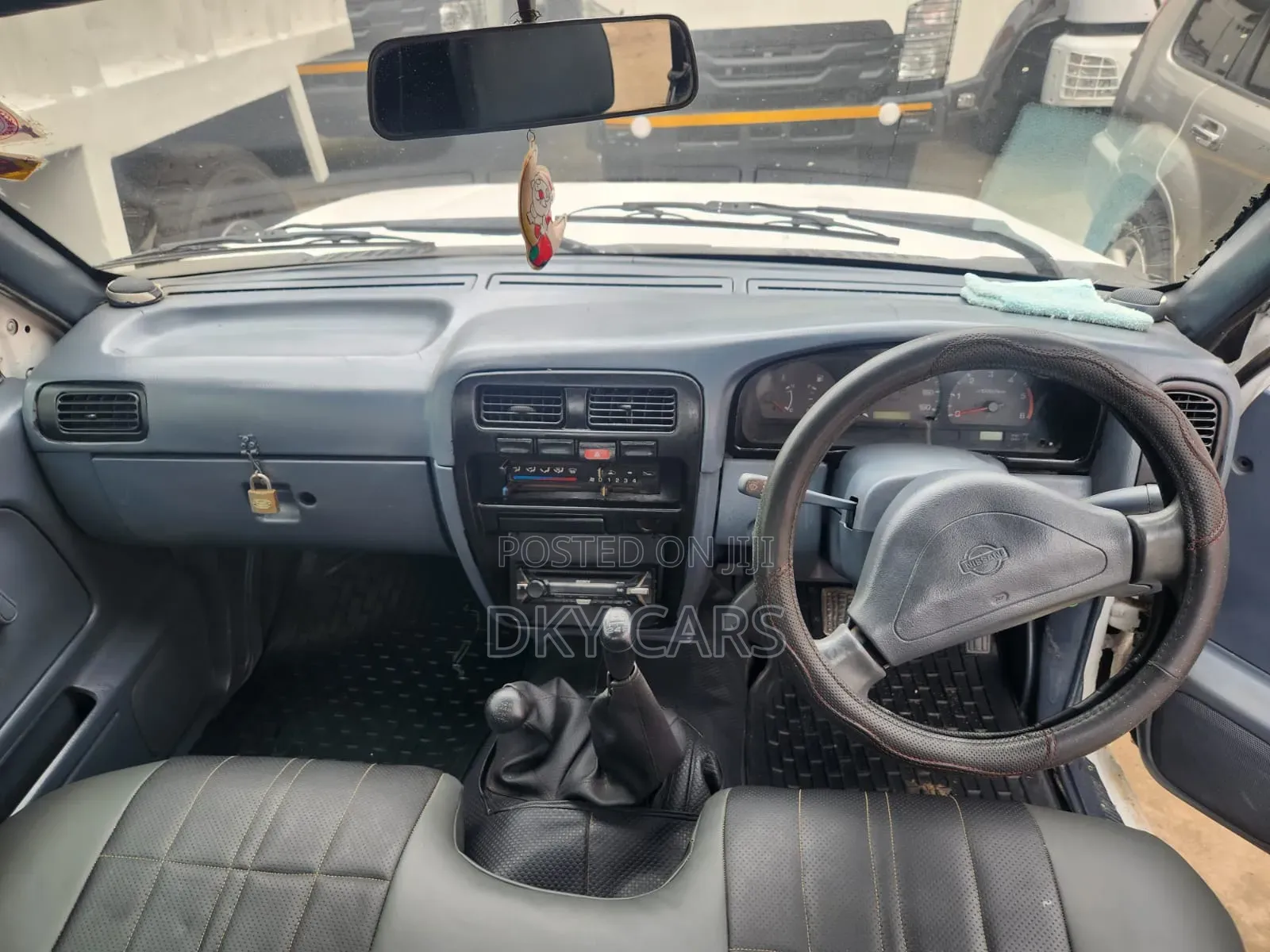 Nissan Hardbody 2004 White