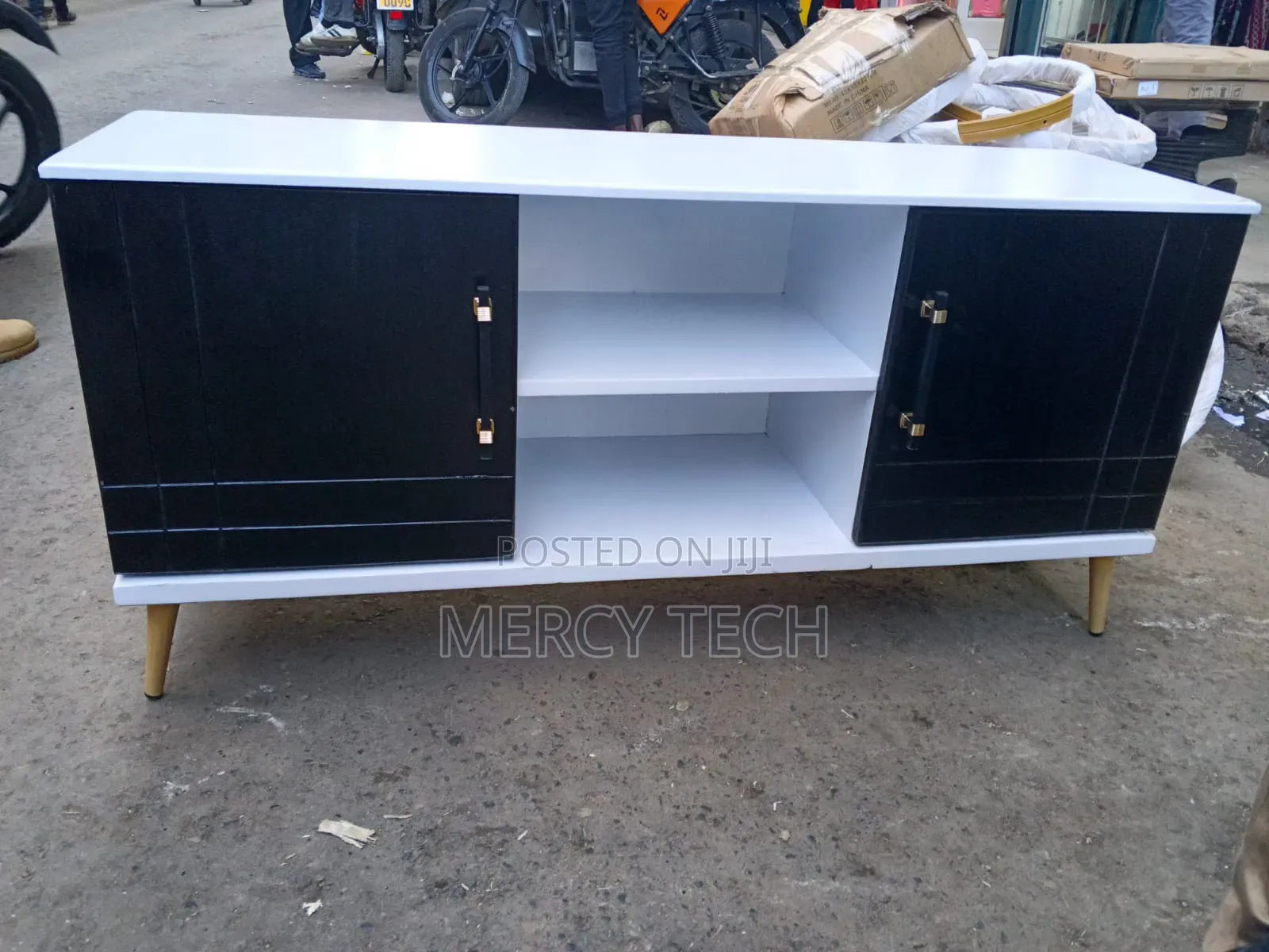 Executive American Flats TV Stand