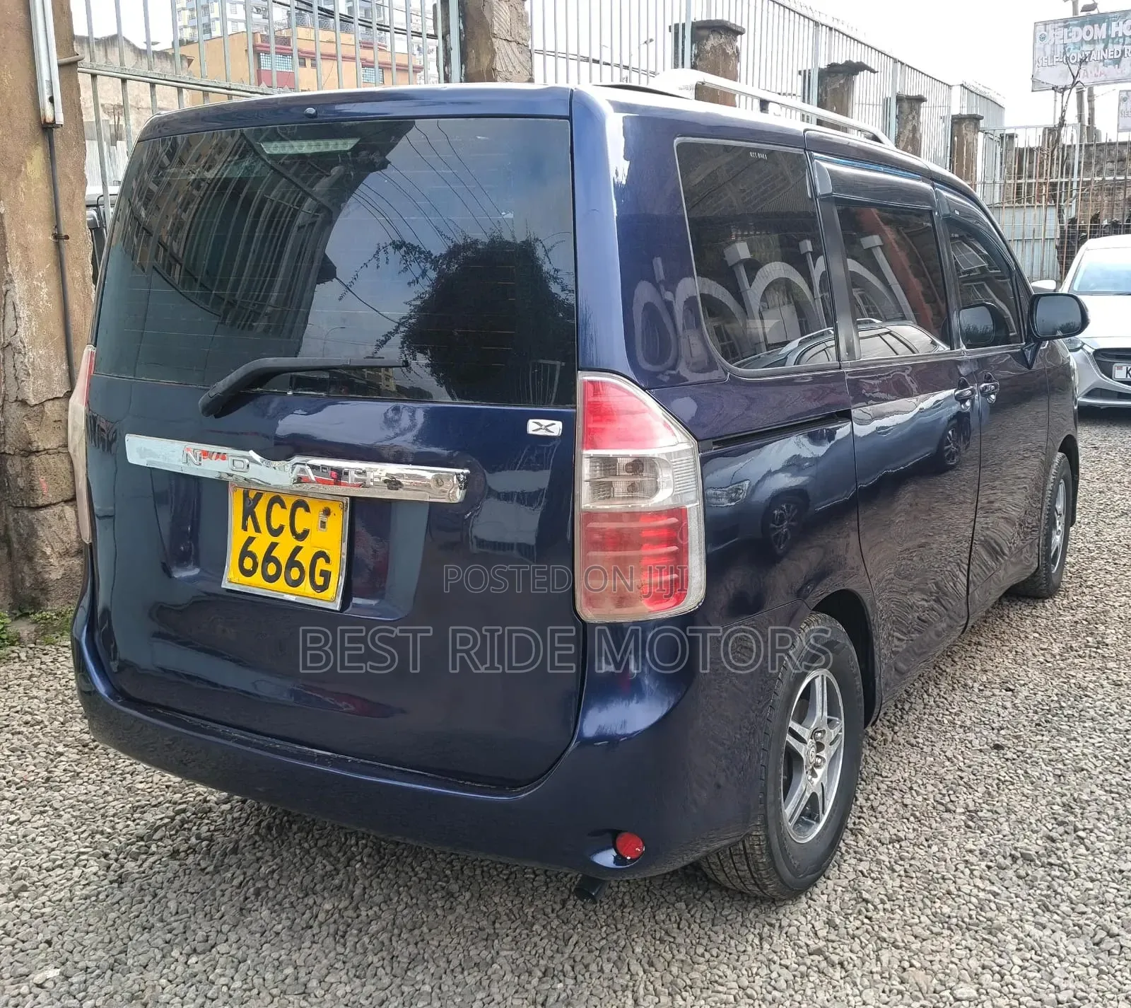 Toyota Noah 2.0 158hp FWD (8 Seater) 2008 Blue