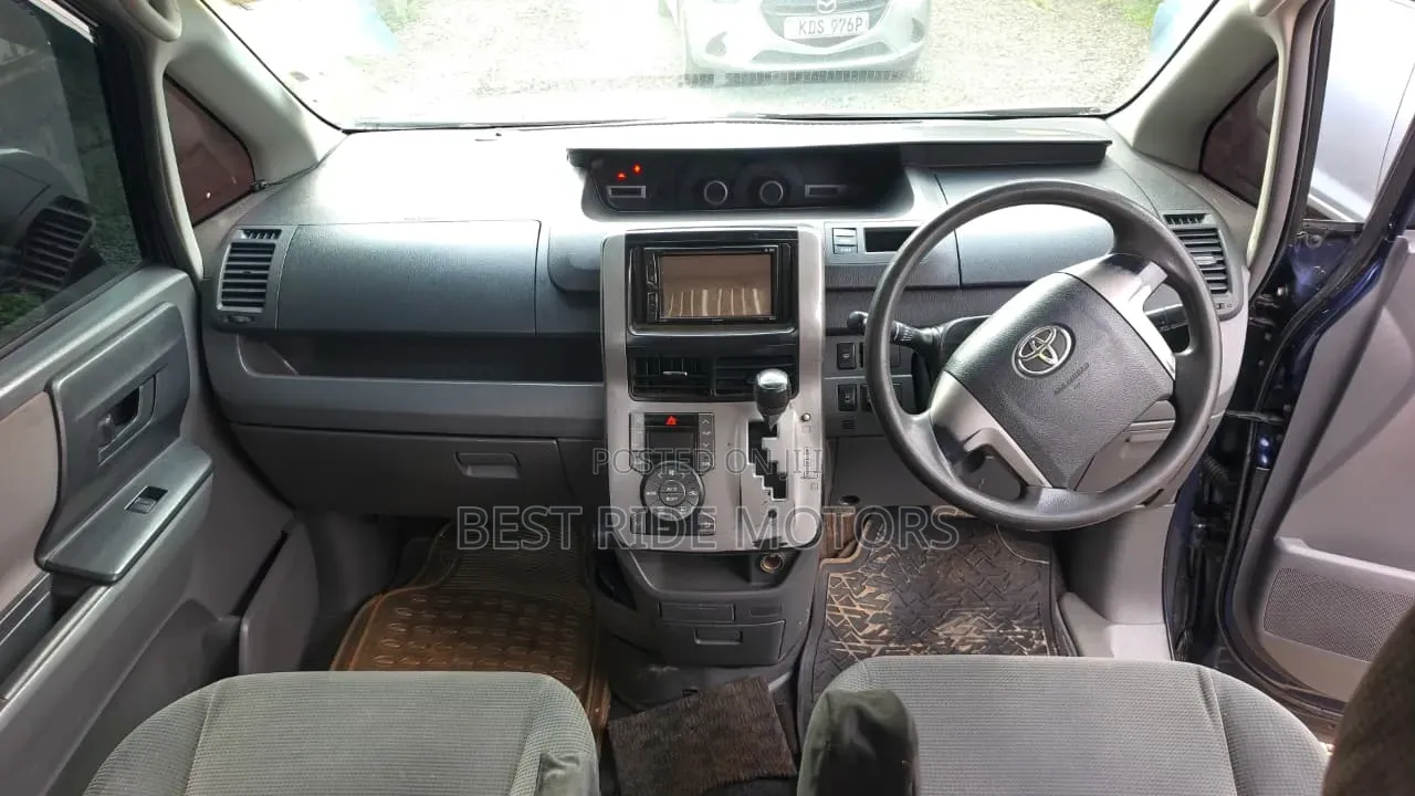 Toyota Noah 2.0 158hp FWD (8 Seater) 2008 Blue