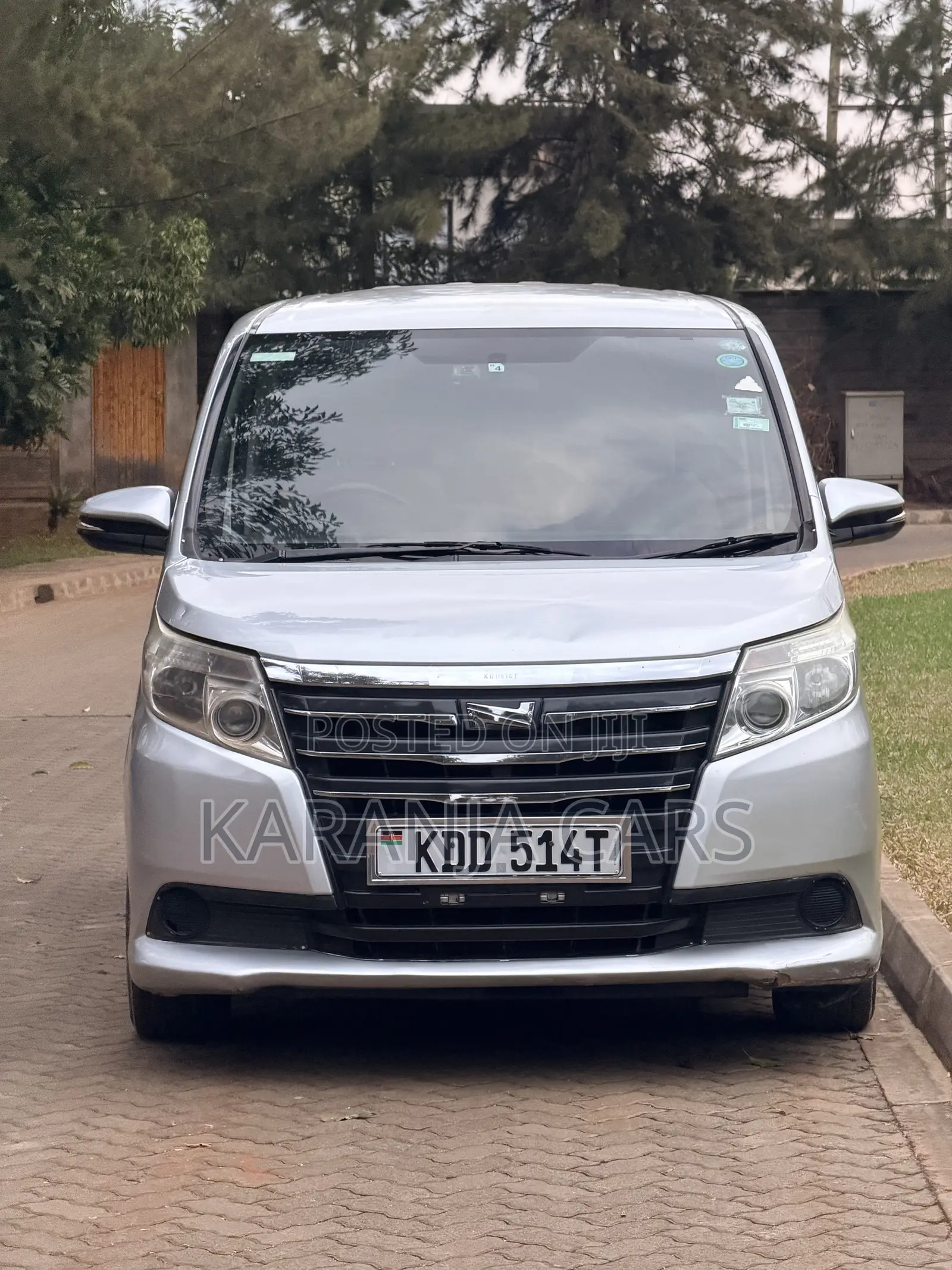 Toyota Noah 2.0 FWD (8 Seater) 2014 Silver
