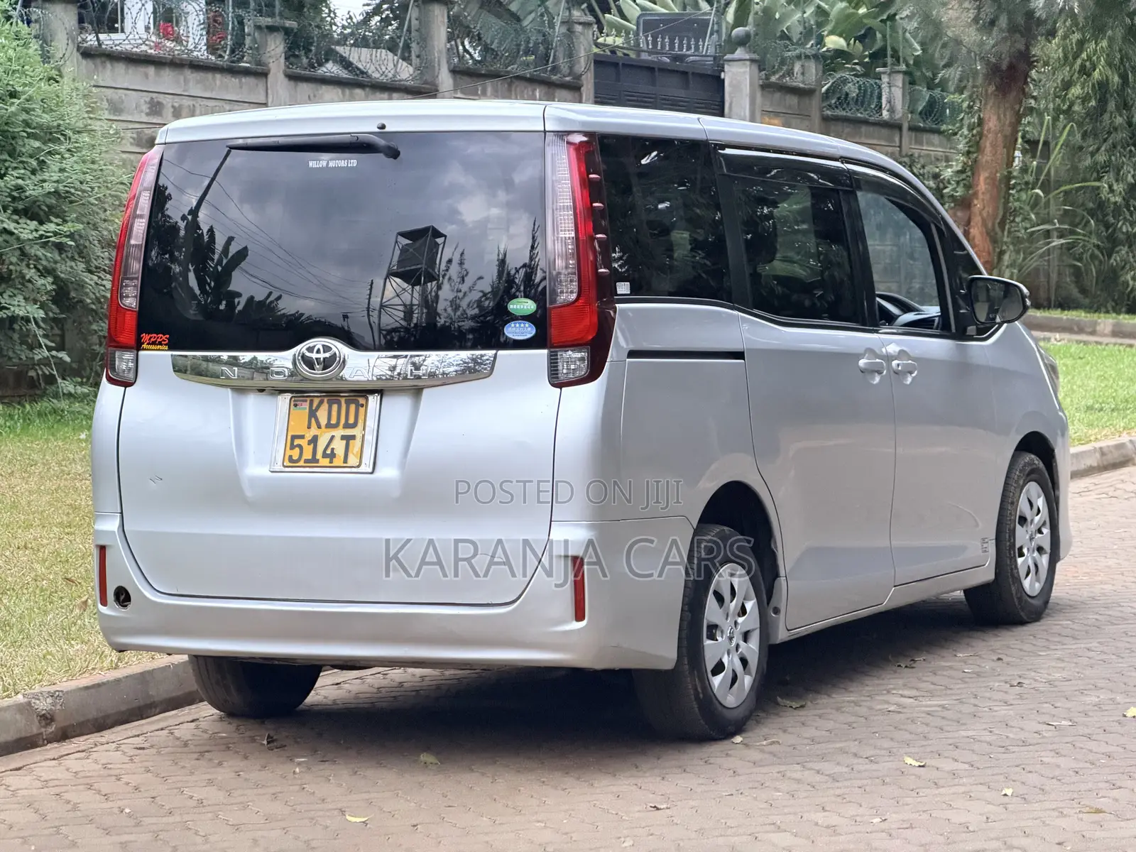 Toyota Noah 2.0 FWD (8 Seater) 2014 Silver