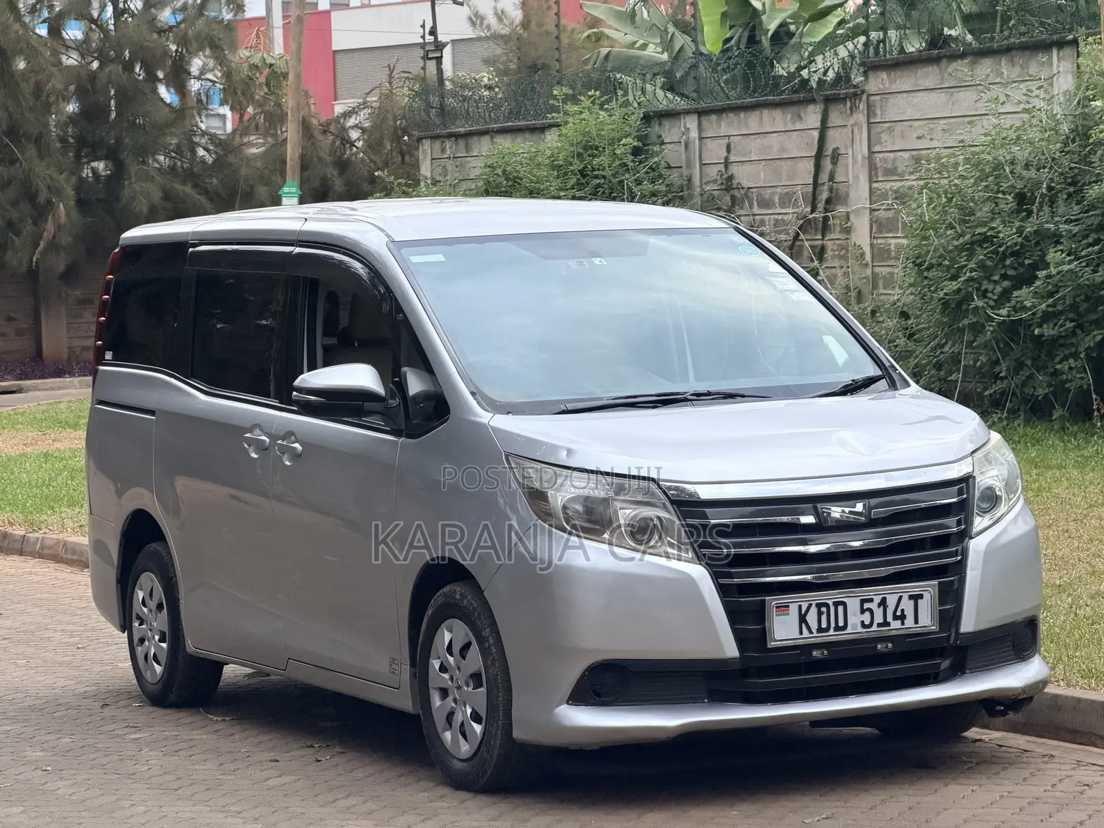 Toyota Noah 2.0 FWD (8 Seater) 2014 Silver