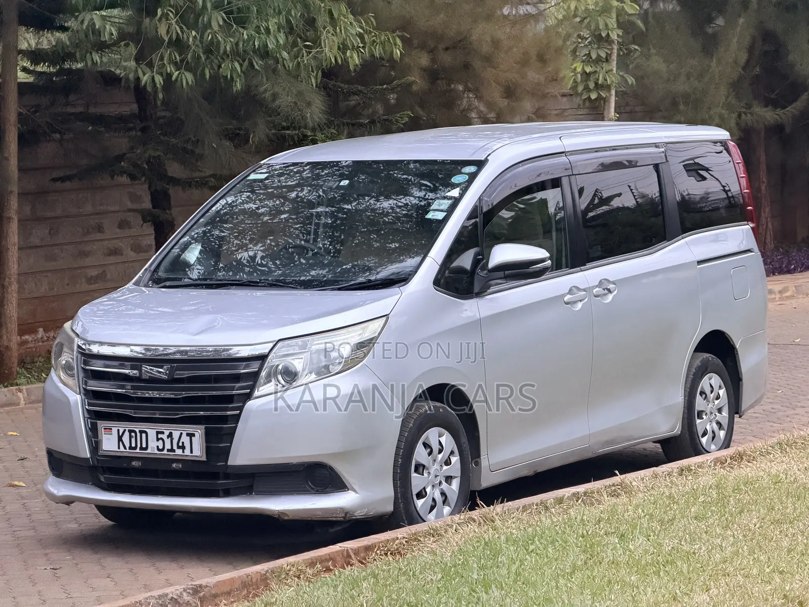 Toyota Noah 2.0 FWD (8 Seater) 2014 Silver