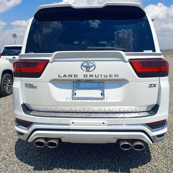 Toyota Land Cruiser LC300 2022 White
