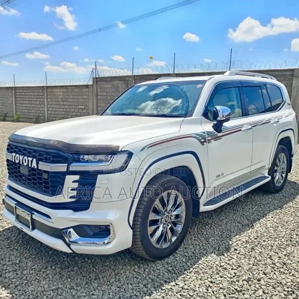 Toyota Land Cruiser LC300 2022 White