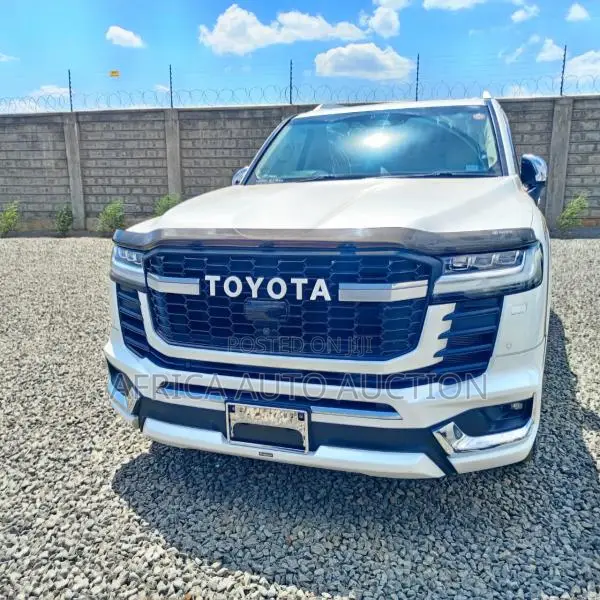 Toyota Land Cruiser LC300 2022 White