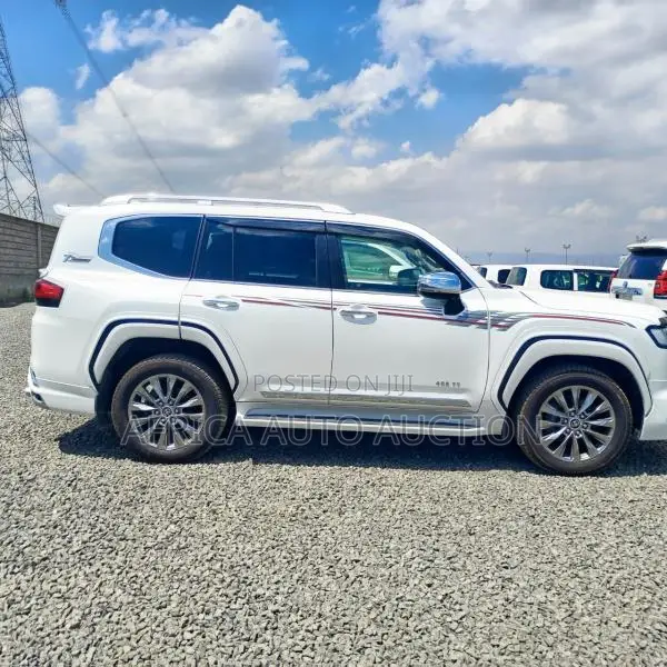 Toyota Land Cruiser LC300 2022 White