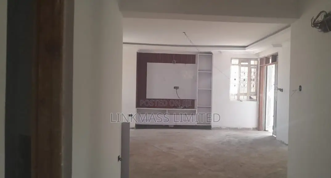 5bdrm House in Community Road, Gateway Mall Area for sale