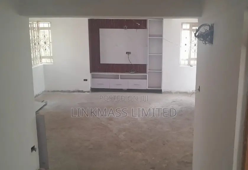 5bdrm House in Community Road, Gateway Mall Area for sale