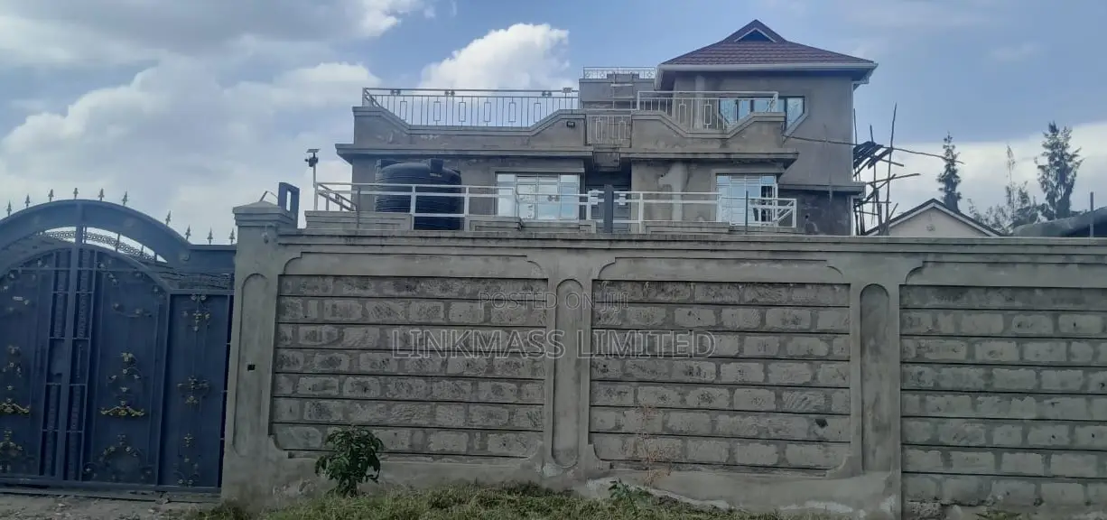 5bdrm House in Community Road, Gateway Mall Area for sale