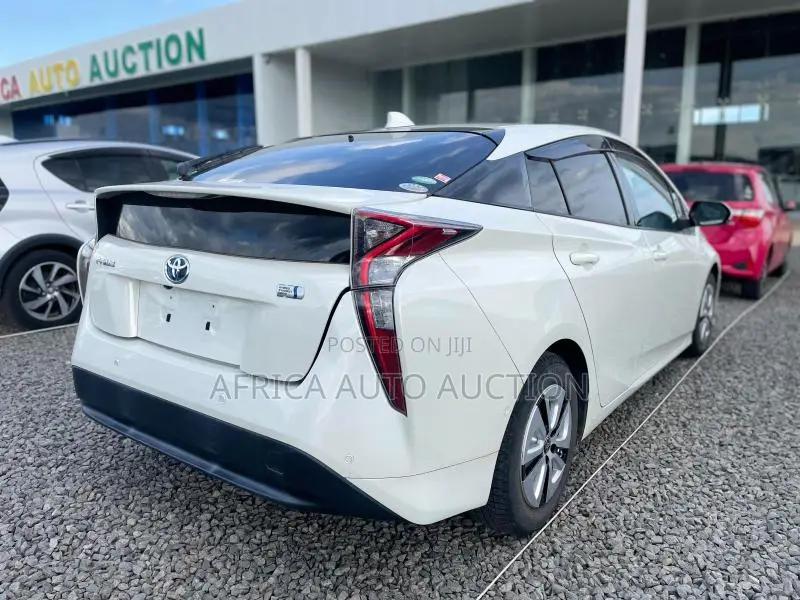Toyota Prius 2017 White