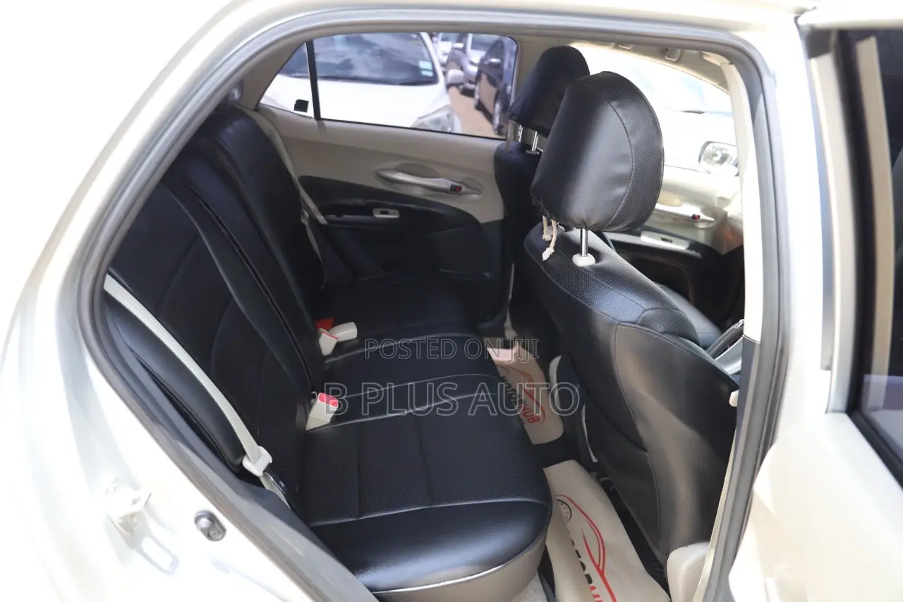 Toyota Auris 2010 Silver