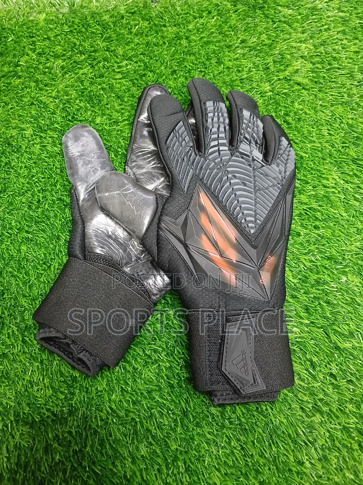 Predator Accuracy Pro Edge Goalie Gloves