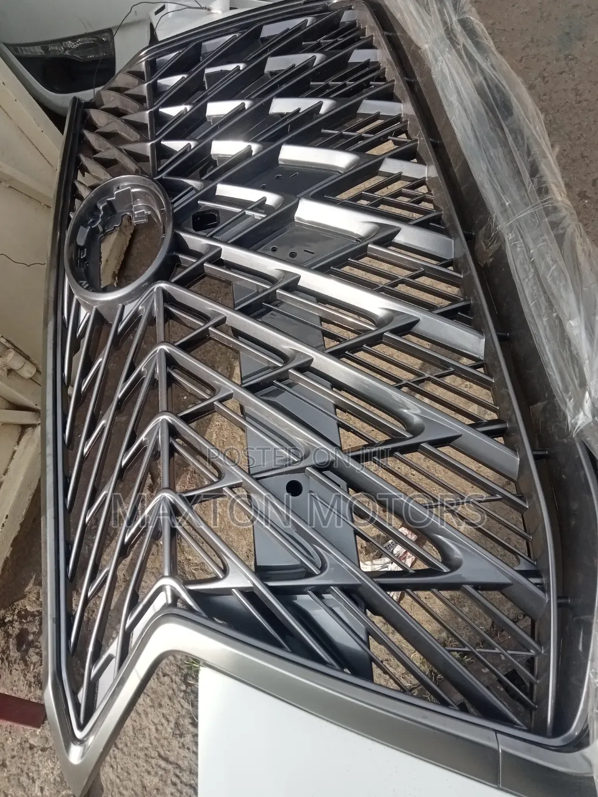 Lexu 570 Sport Grille