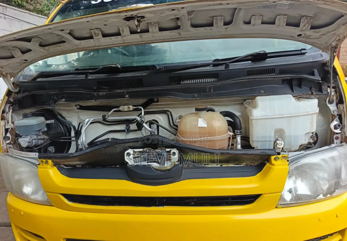 Toyota HiAce 2011 Yellow