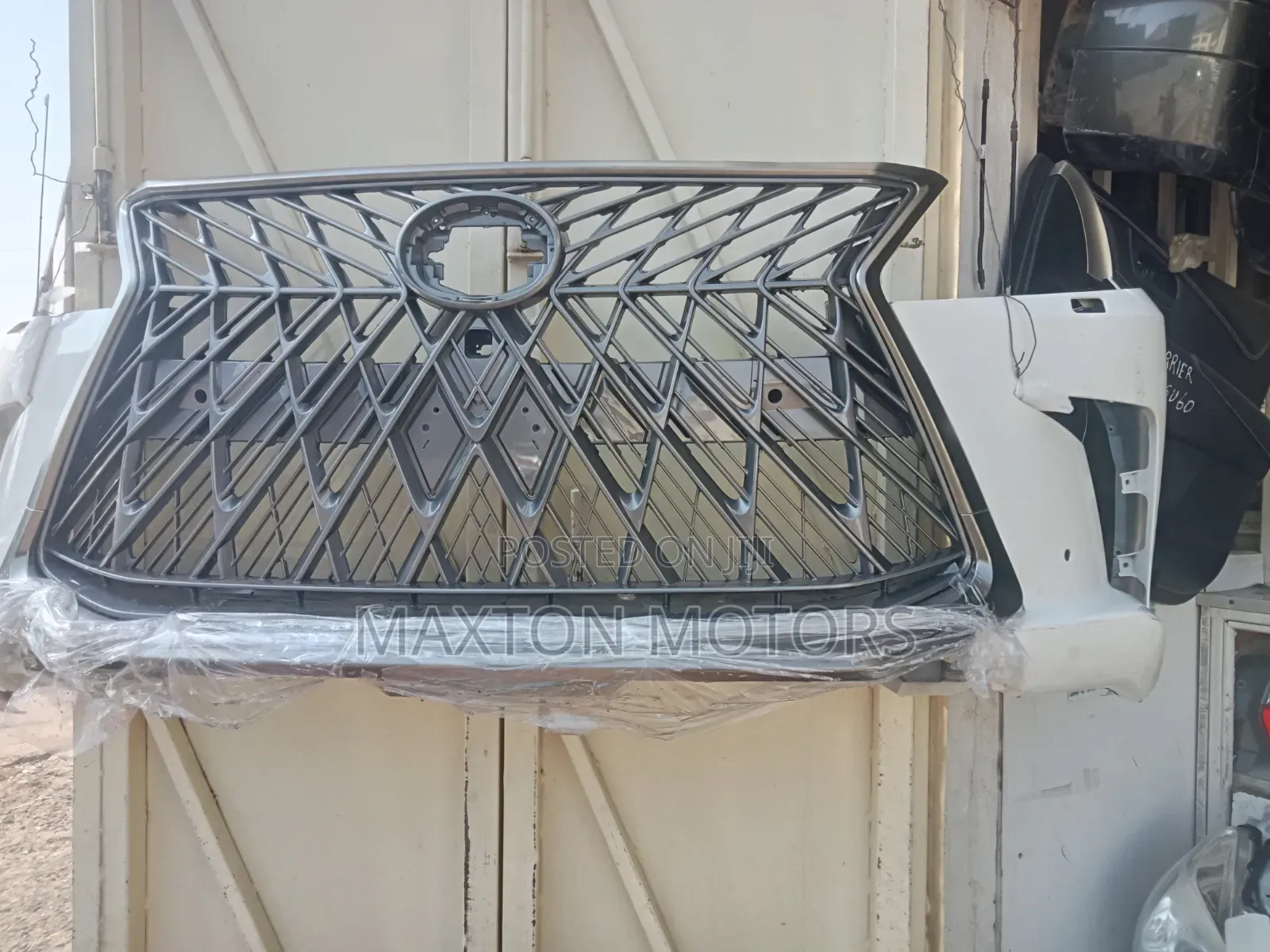 Lexus LX 570 Bumper With Grille