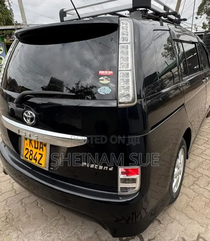 Toyota ISIS 2013 Black