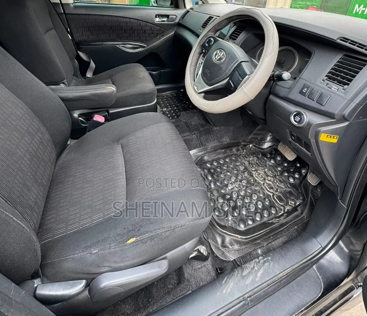 Toyota ISIS 2013 Black