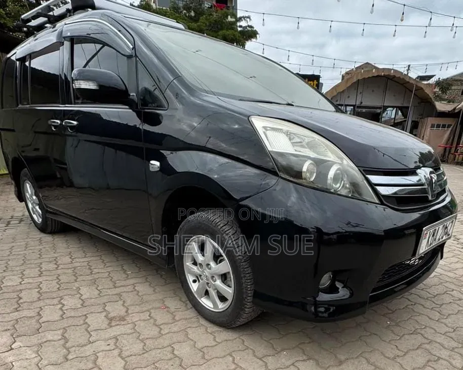 Toyota ISIS 2013 Black