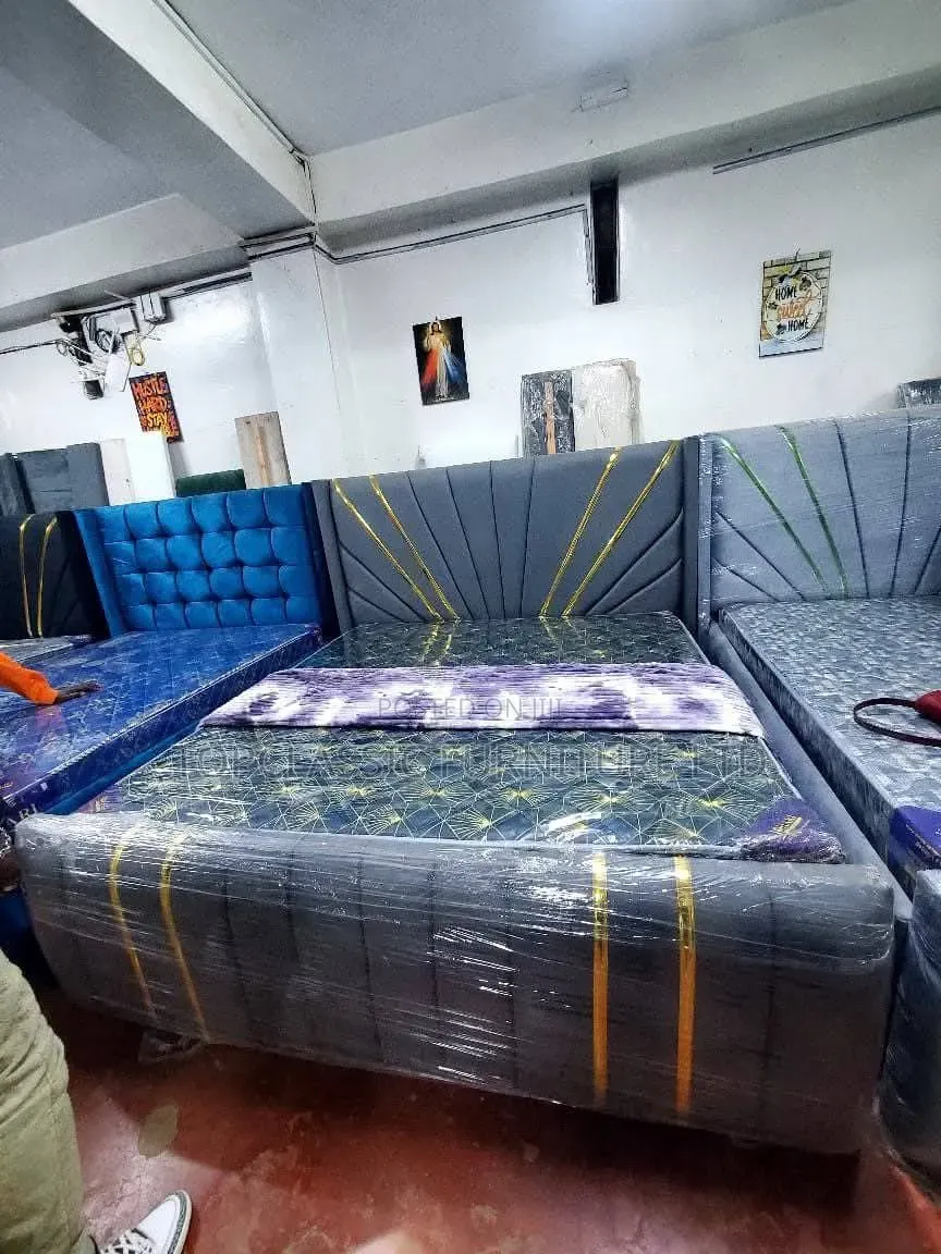 Black Chester King Size Bed 5x6 With Gold Strips