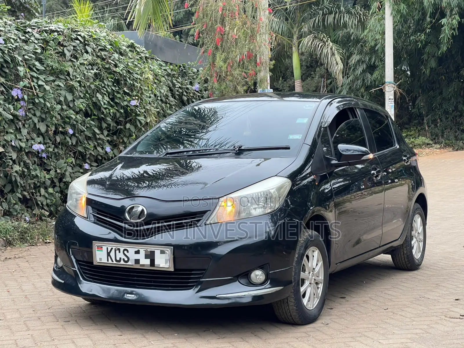Toyota Vitz 1.3 FWD 3dr 2011 Black