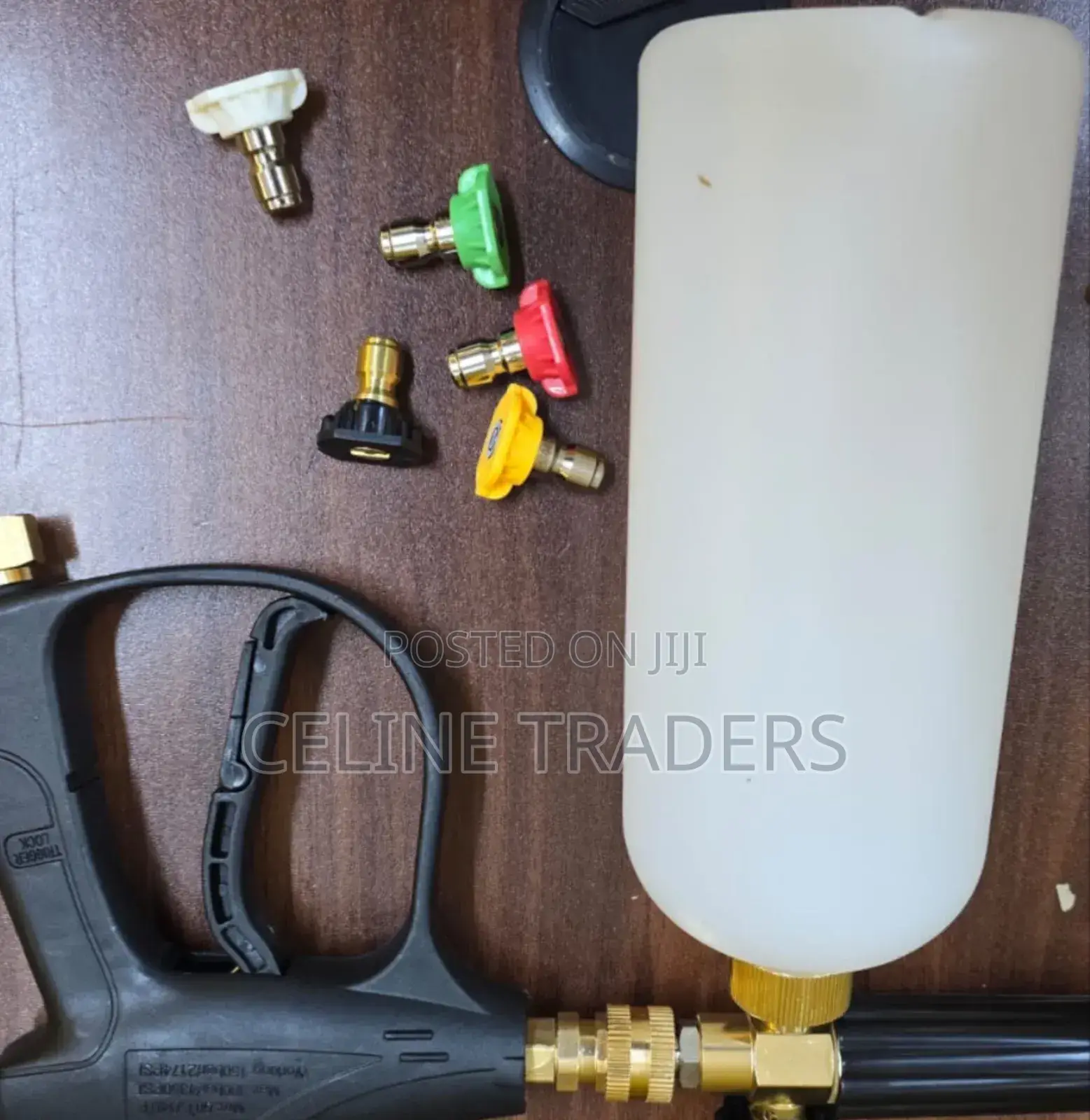 Foam Gun With Alternating Nozzles
