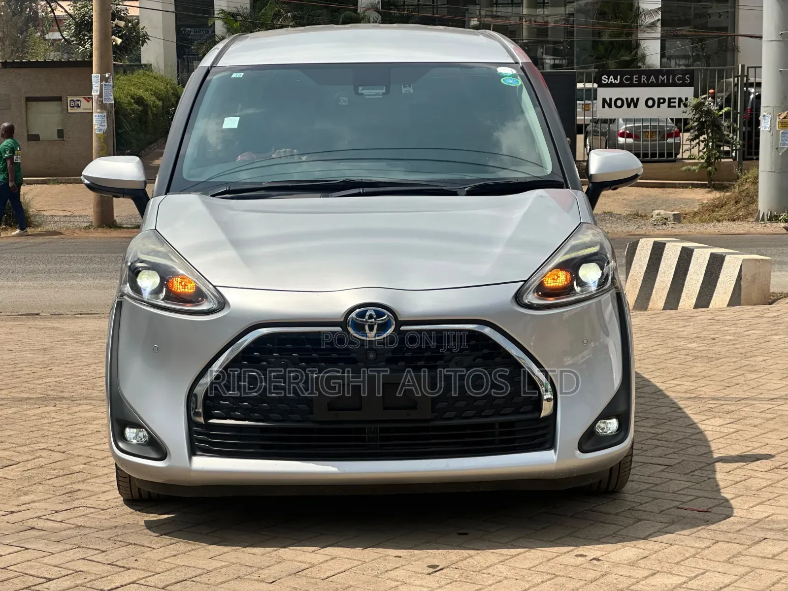 Toyota Sienta 2019 Silver
