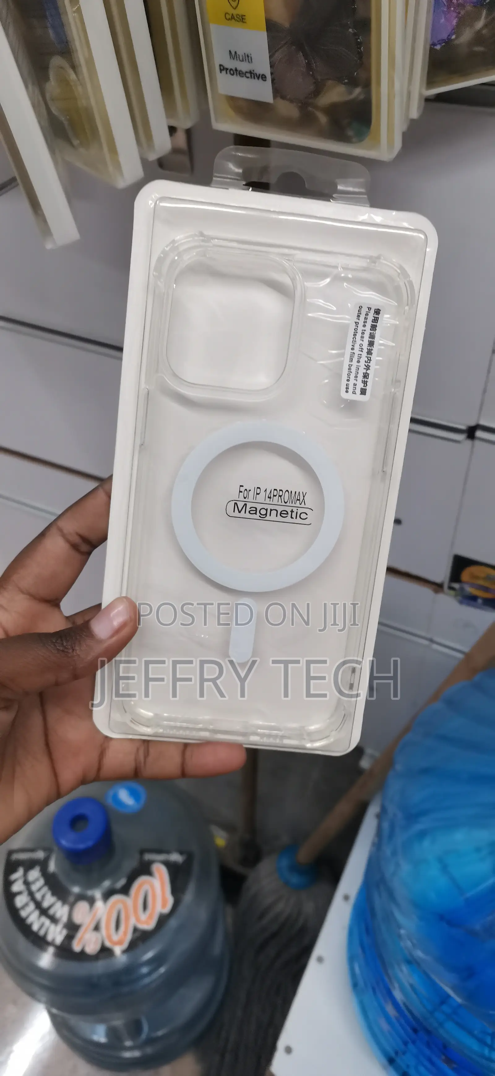 iPhone 14 Pro Max Clear Magnetic Case Featuring a Built-in MagSafe