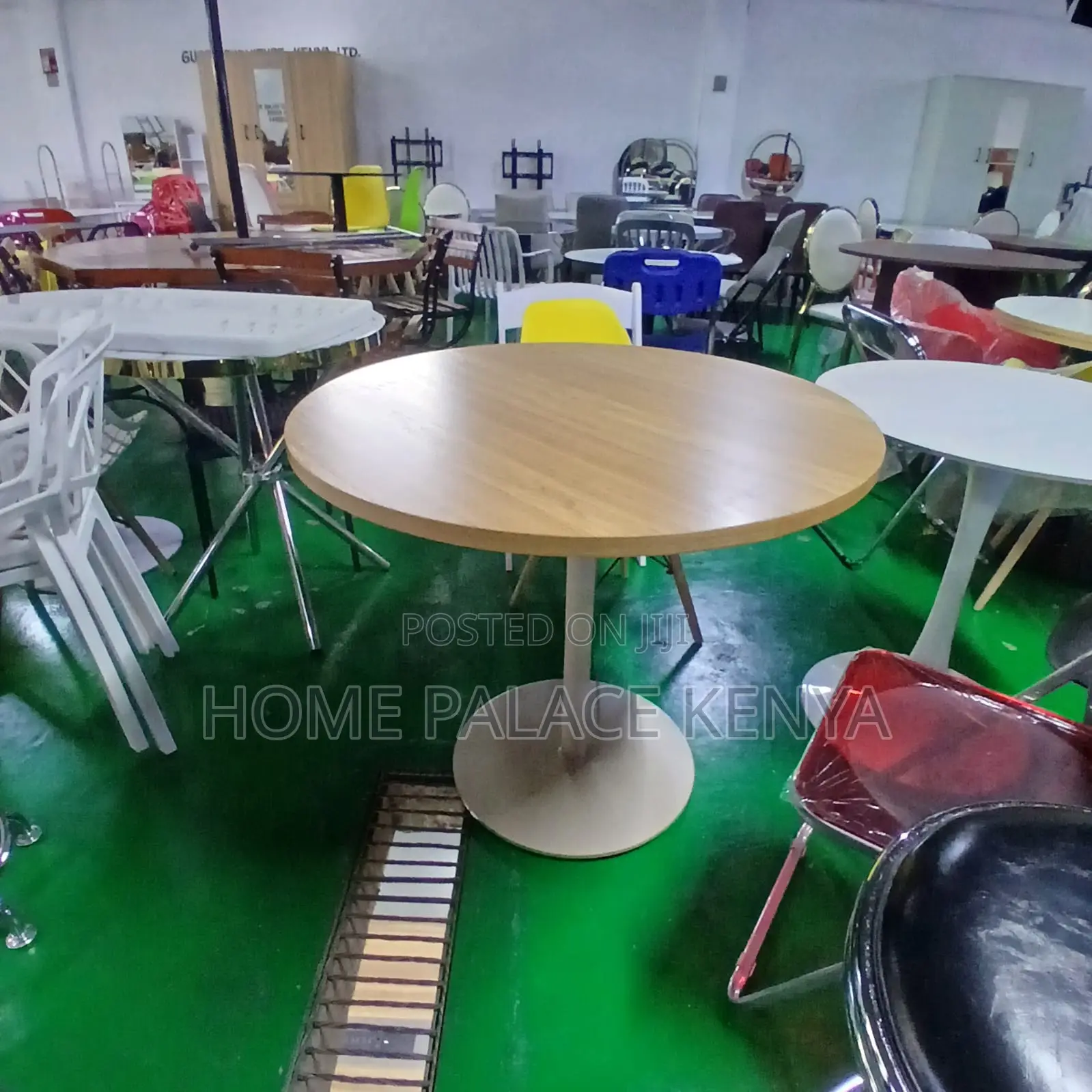 Round Table: Custom Discussion Beech and Silver Round Table