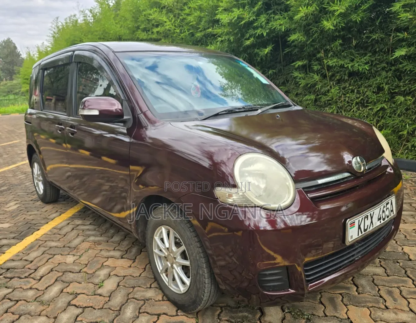 Toyota Sienta 2012 Brown