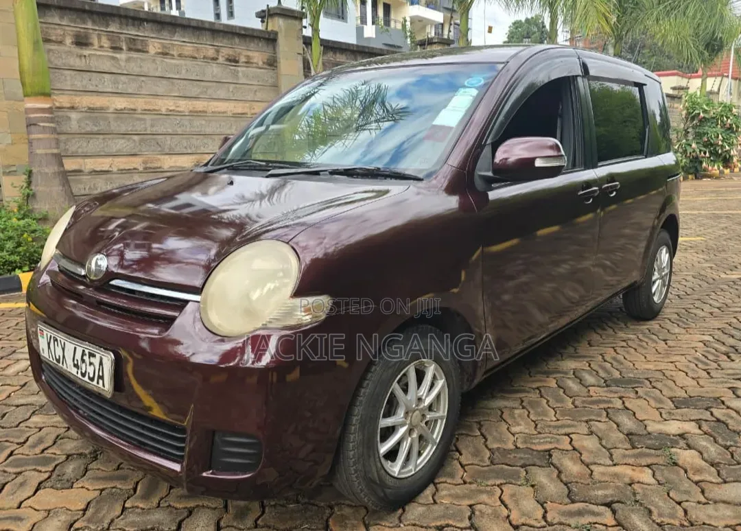 Toyota Sienta 2012 Brown