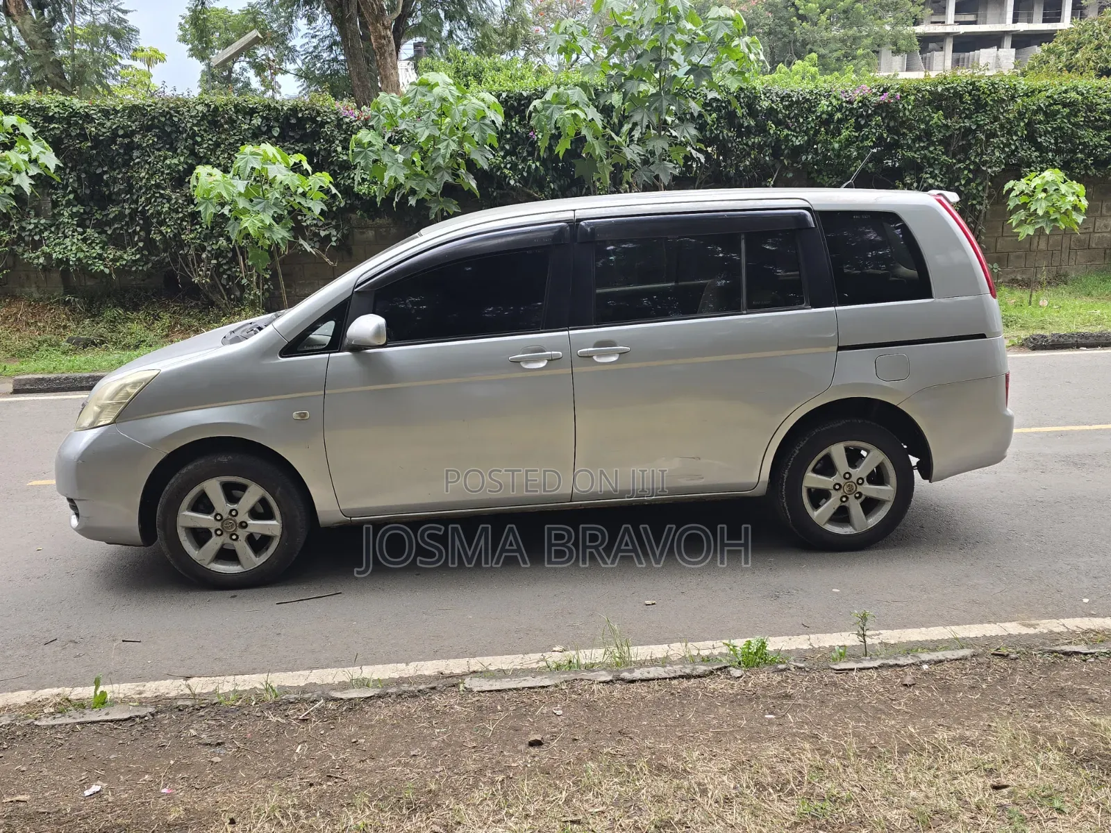 Toyota ISIS 2009 Silver