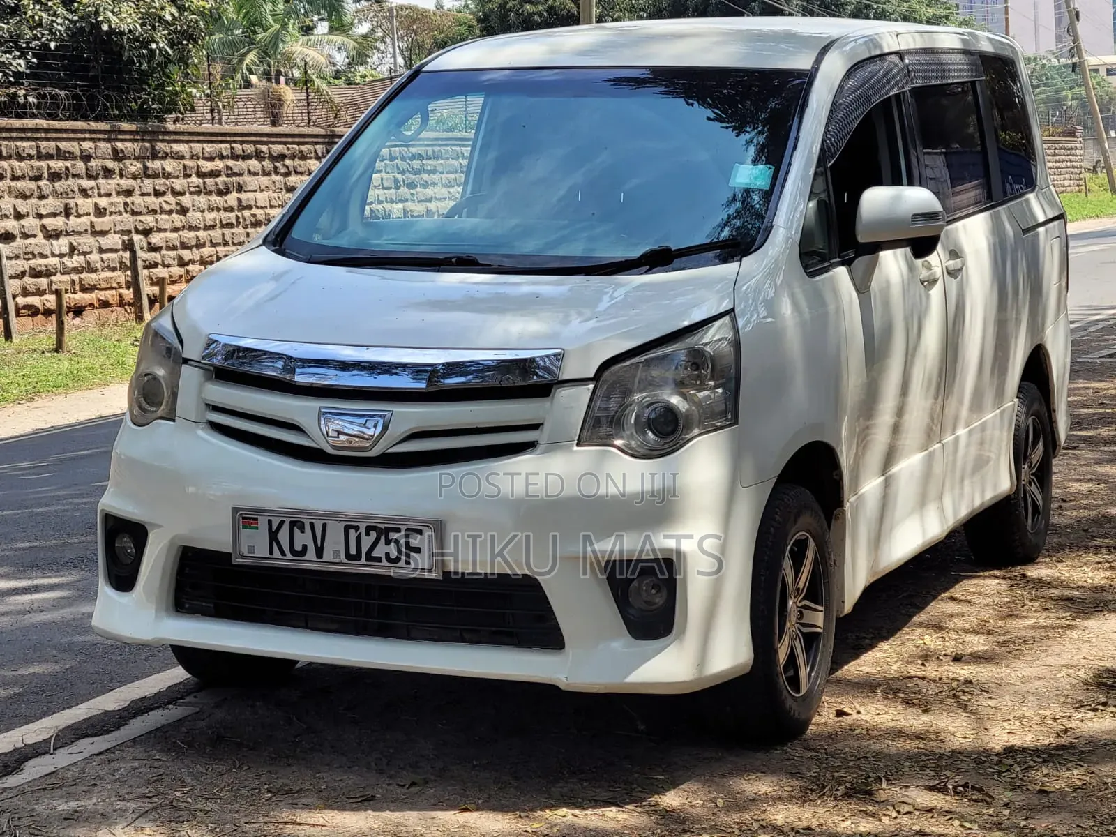 Toyota Noah 2012 White