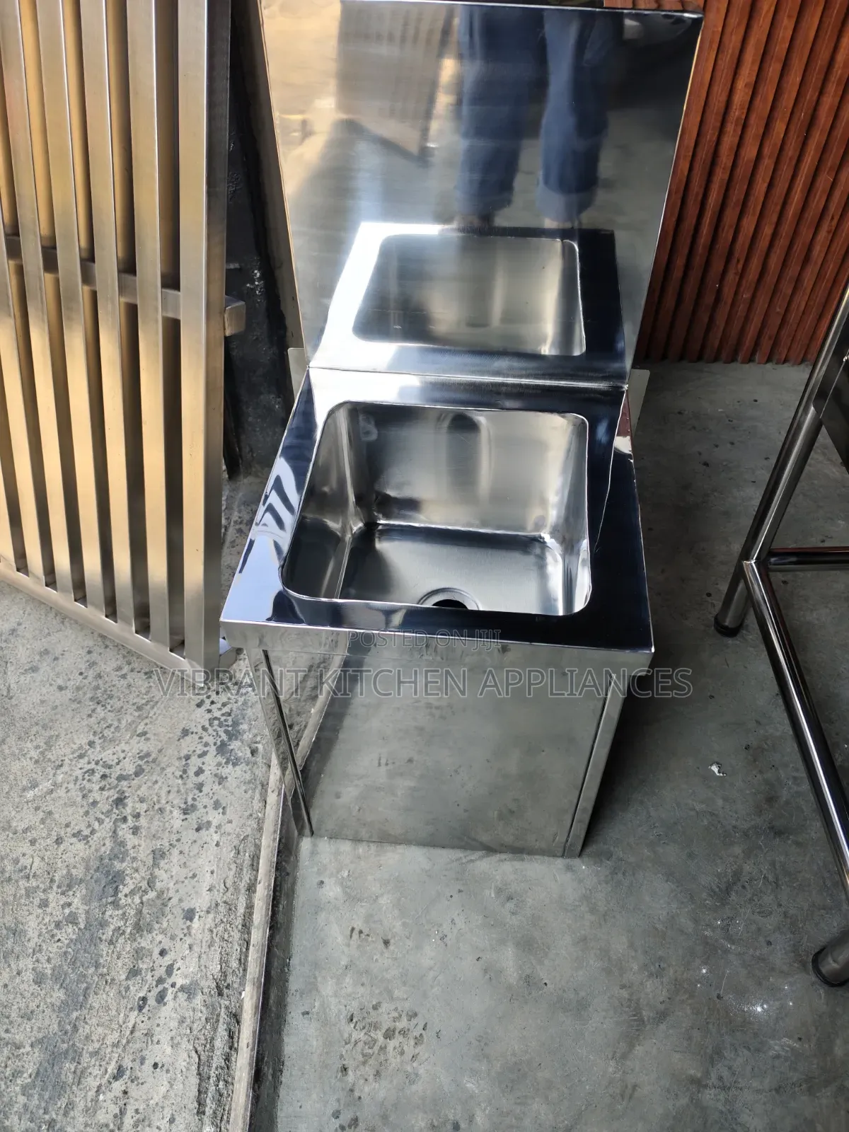 Wall‐Mount Knee‐Pedal Handwashing Sink