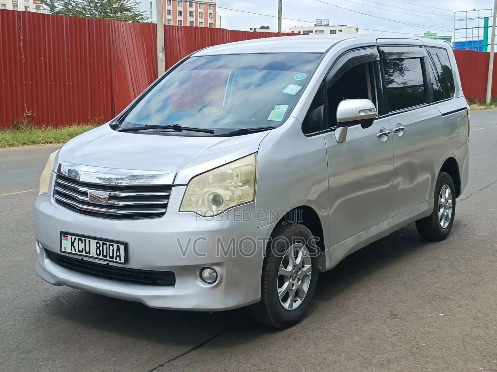 Toyota Noah 2.0 143hp FWD (8 Seater) 2012 Silver
