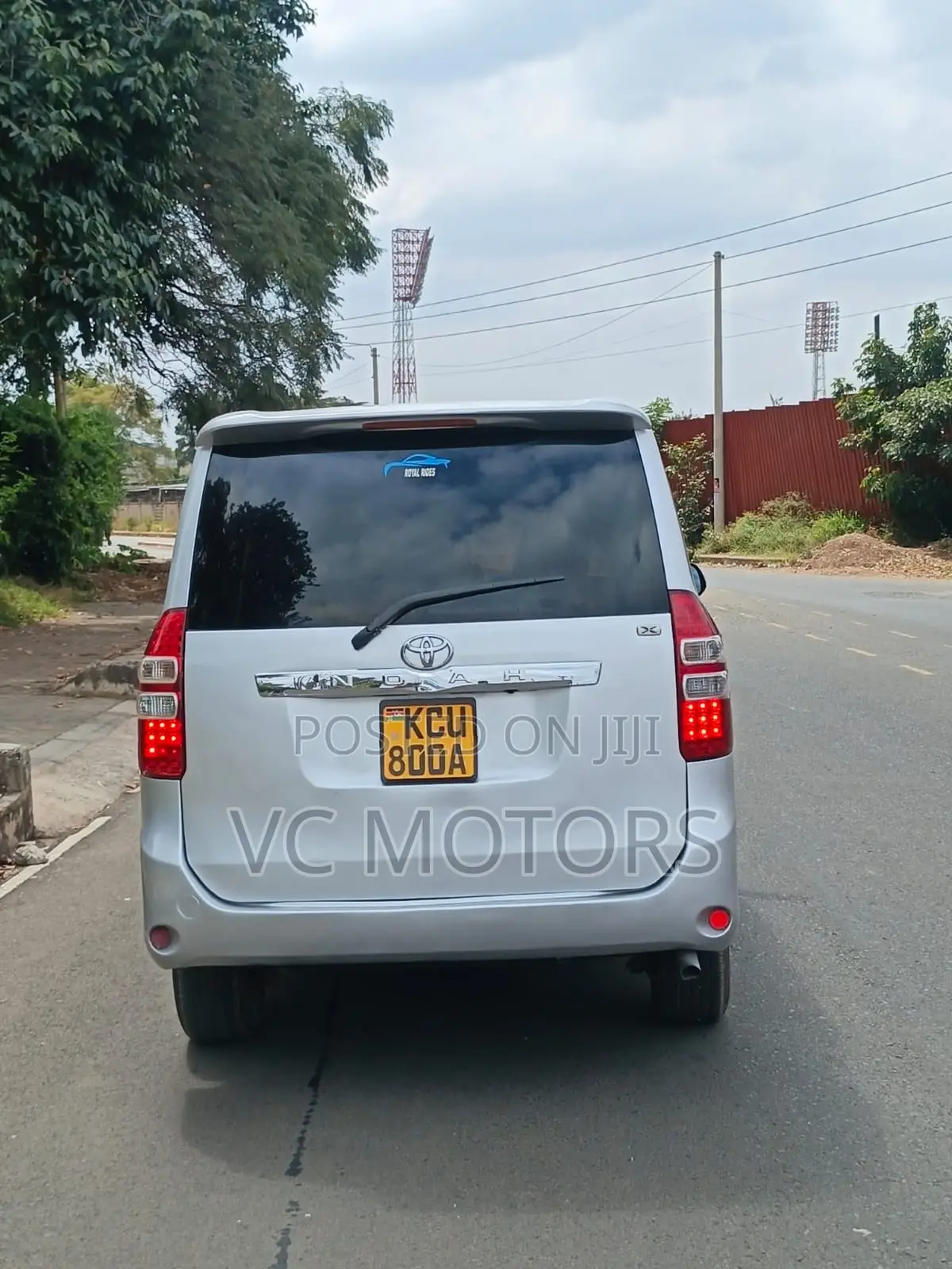 Toyota Noah 2.0 143hp FWD (8 Seater) 2012 Silver
