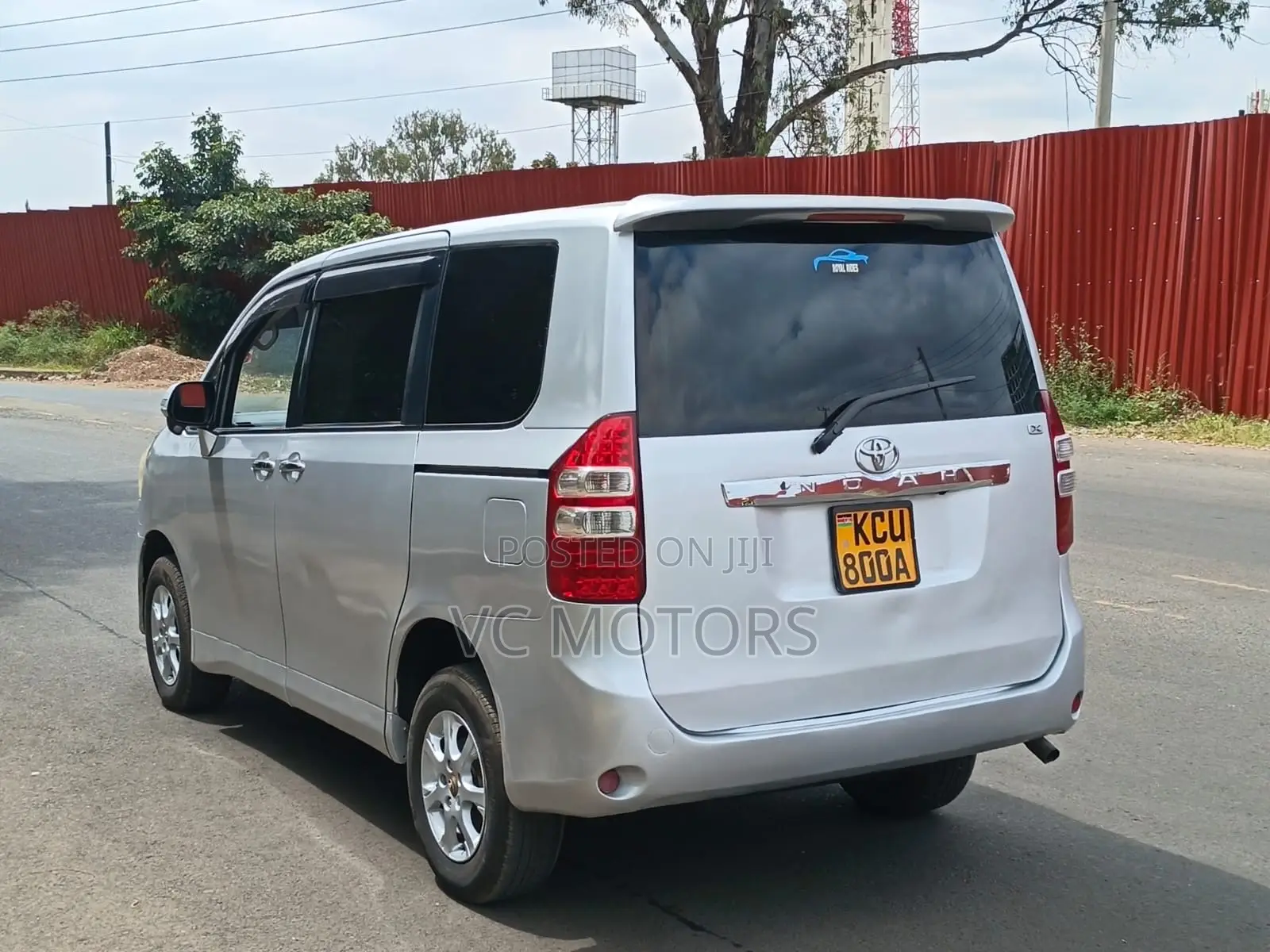 Toyota Noah 2.0 143hp FWD (8 Seater) 2012 Silver