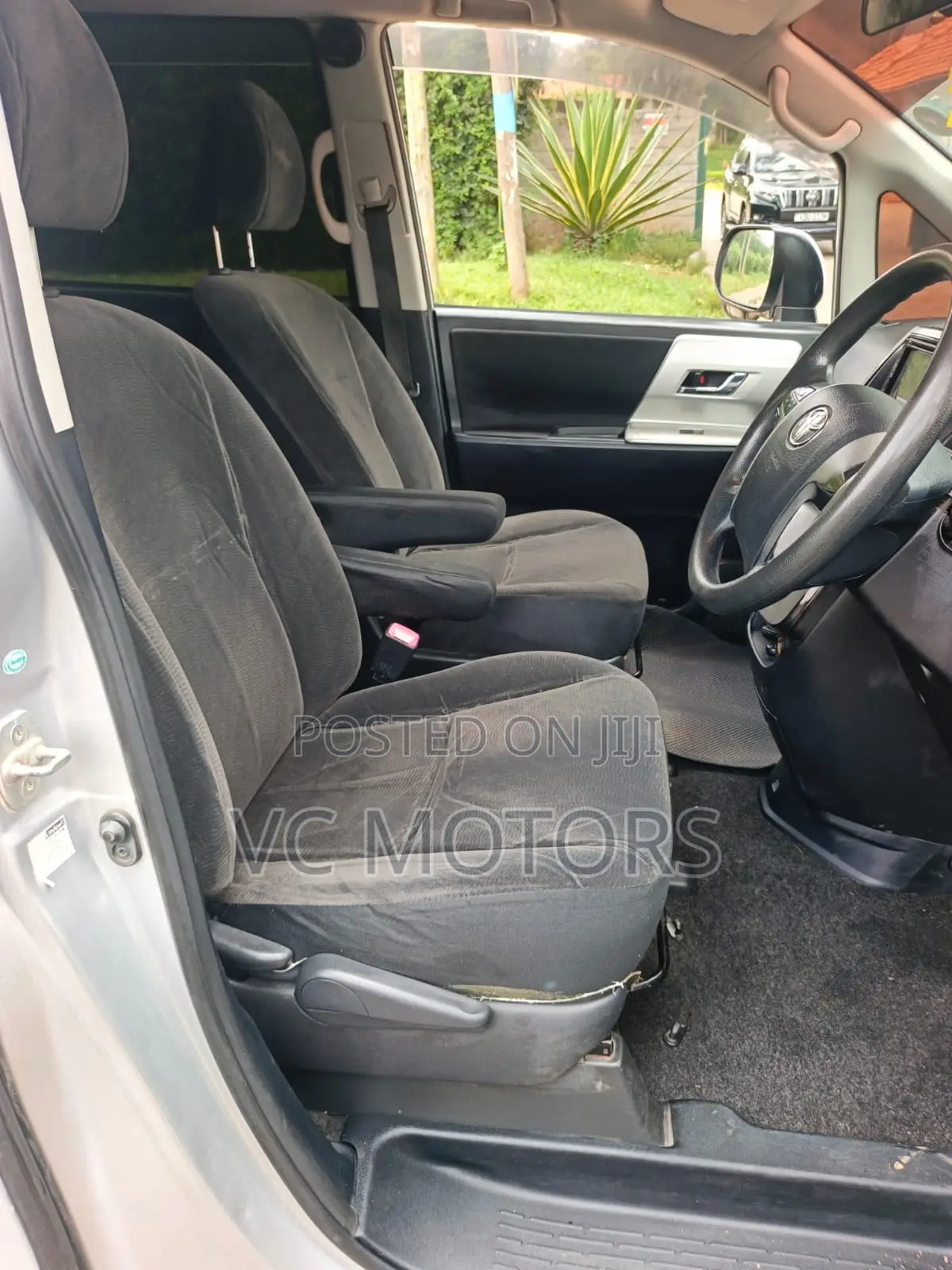 Toyota Noah 2.0 143hp FWD (8 Seater) 2012 Silver