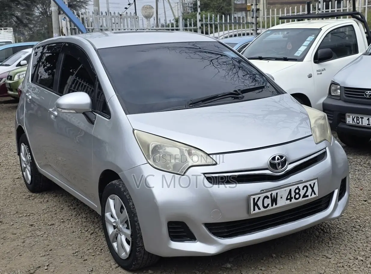 Toyota Ractis 1.3 FWD 2012 Silver